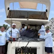 Equipo junto a una captura en la embarcación
